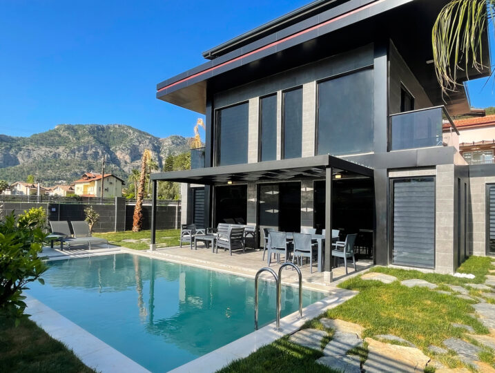 Central villa with private pool